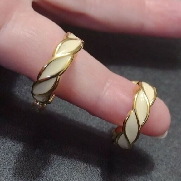 Vintage gold tone Monet clip on earrings - Picture 2 of 11